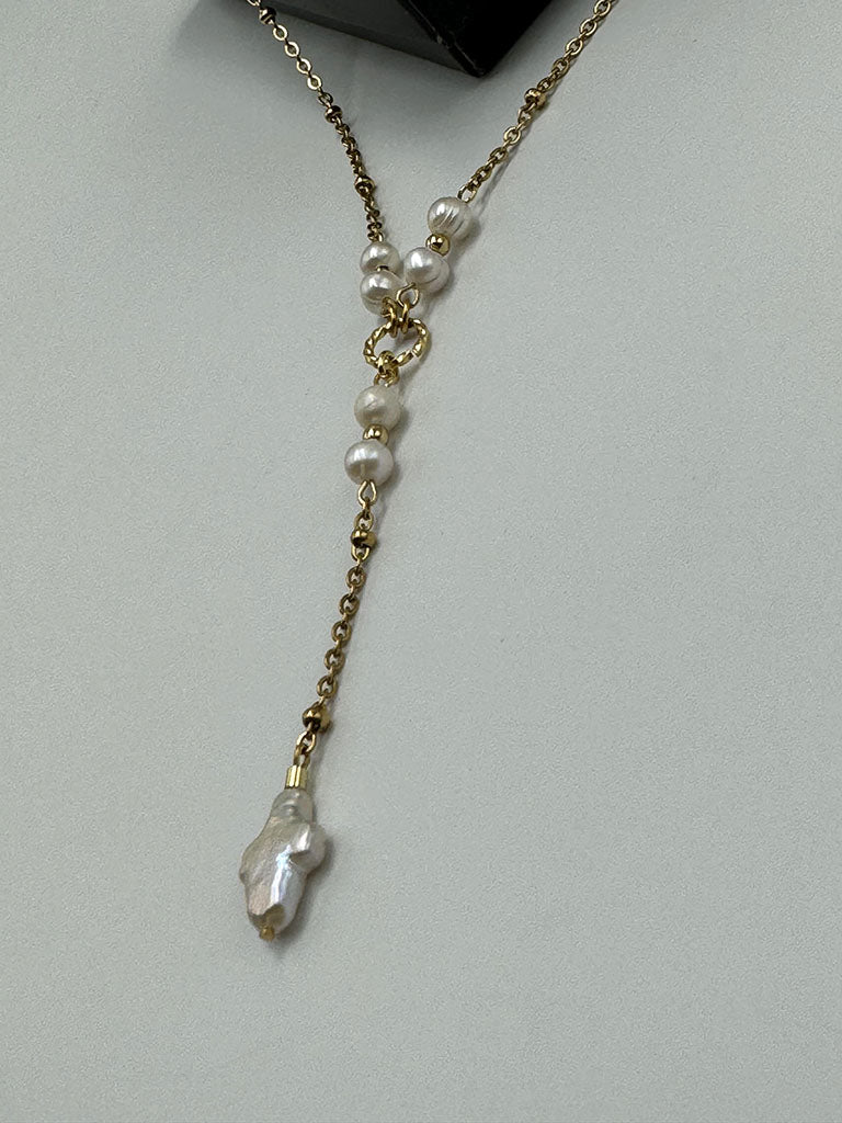 Χειροποίητο ατσάλινο κολιέ με κρεμαστό μαργαριτάρι Baroque σε σχήμα σταυρό