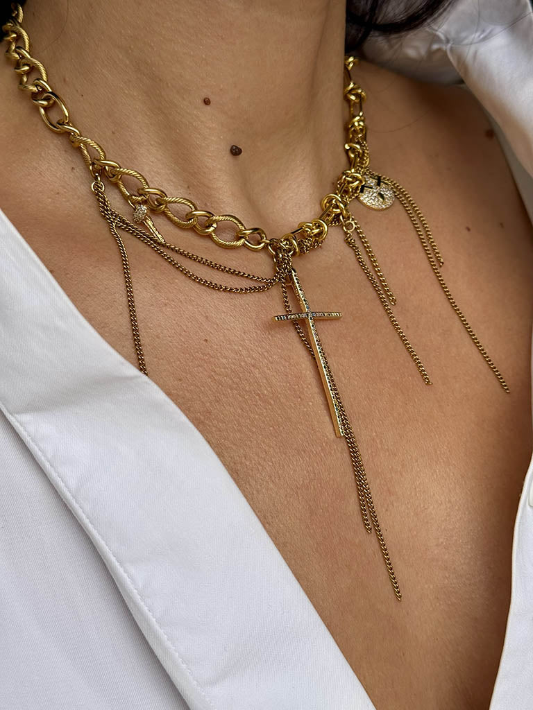 Εντυπωσιακό κολιέ με αλυσίδες και κρεμαστά μοτίφ