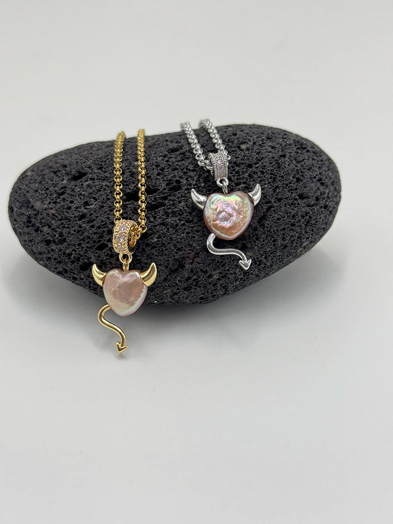 Μοναδικό χειροποίητο κολιέ καρδιά διαβολάκι σε ασημί χρώμα