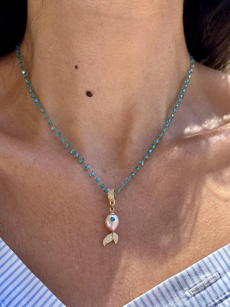 Κολιέ Fish Charm με Ροζ Μαργαριτάρι & Γαλάζια Κρύσταλλα