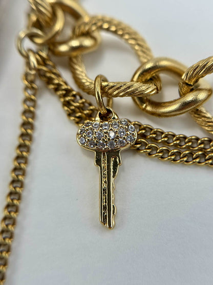 Εντυπωσιακό κολιέ με αλυσίδες και κρεμαστά μοτίφ