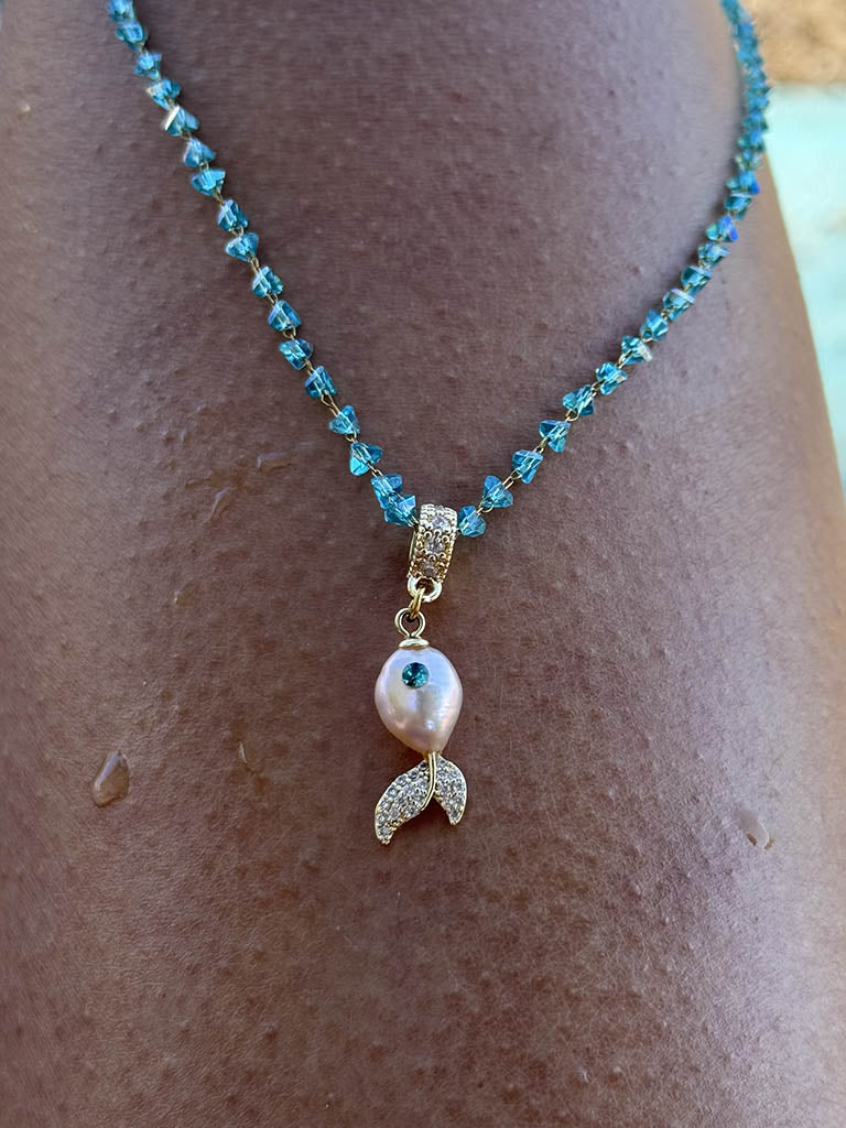 Κολιέ Fish Charm με Ροζ Μαργαριτάρι & Γαλάζια Κρύσταλλα