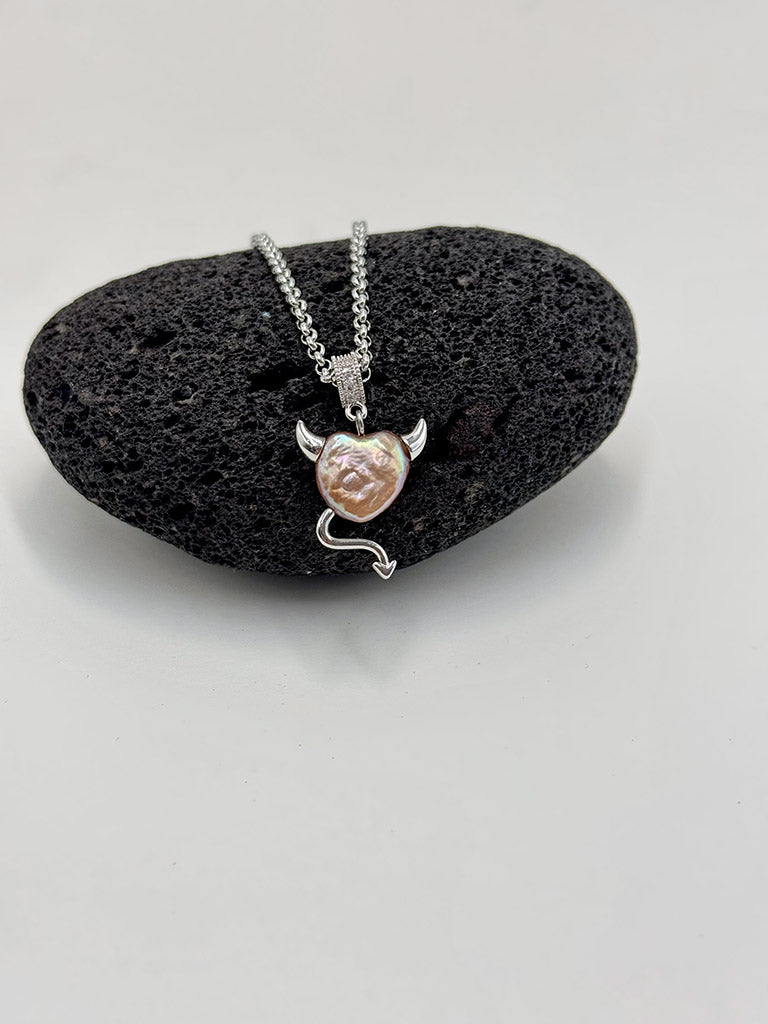 Μοναδικό χειροποίητο κολιέ καρδιά διαβολάκι σε ασημί χρώμα