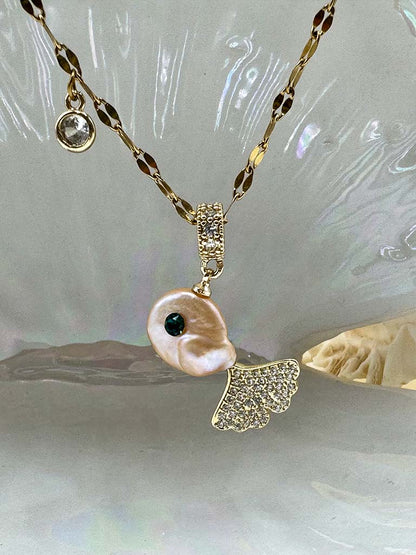 Χειροποίητο κολιέ ψαράκι από αληθινό μαργαριτάρι μπαρόκ.