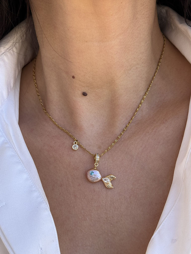 Χειροποίητο ατσάλινο κολιέ ψαράκι – Peach Pearl