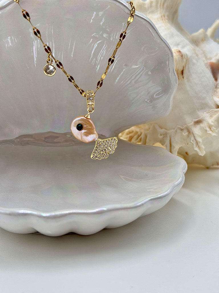 Χειροποίητο κολιέ ψαράκι από αληθινό μαργαριτάρι μπαρόκ.