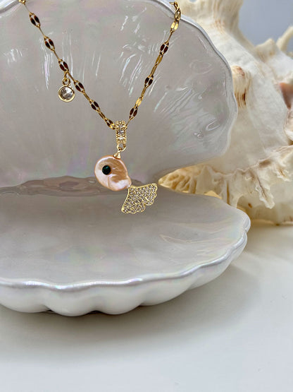 Χειροποίητο κολιέ ψαράκι από αληθινό μαργαριτάρι μπαρόκ.