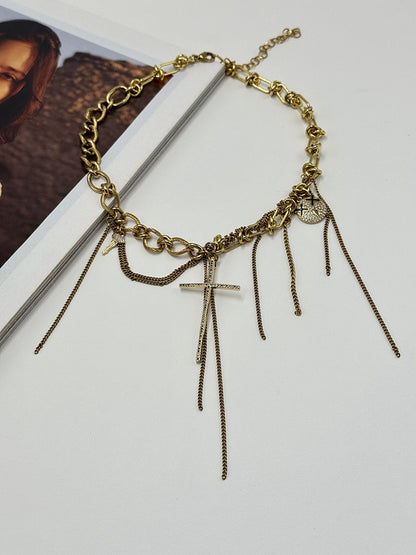 Εντυπωσιακό κολιέ με αλυσίδες και κρεμαστά μοτίφ