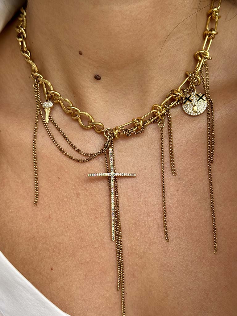 Εντυπωσιακό κολιέ με αλυσίδες και κρεμαστά μοτίφ