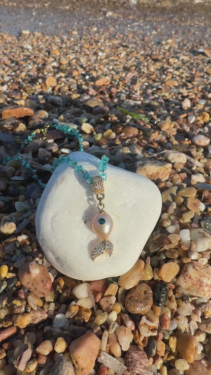 Κολιέ Fish Charm με Ροζ Μαργαριτάρι & Γαλάζια Κρύσταλλα