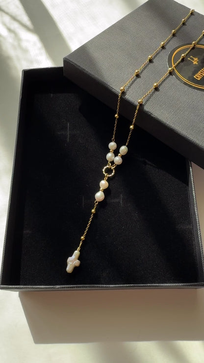 Χειροποίητο ατσάλινο κολιέ με κρεμαστό μαργαριτάρι Baroque σε σχήμα σταυρό